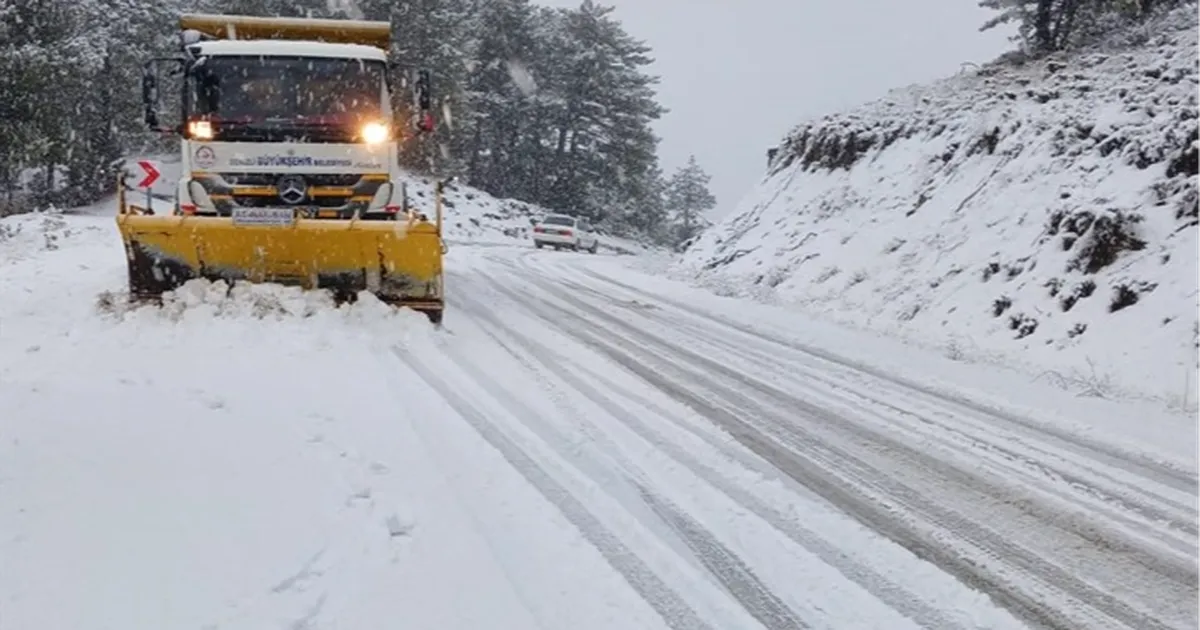 Denizli Büyükşehir’den kar mesaisi