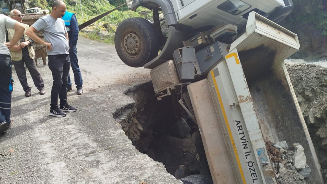 artvinde yol aniden coktu kamyon cukura dustu B5qklbf3