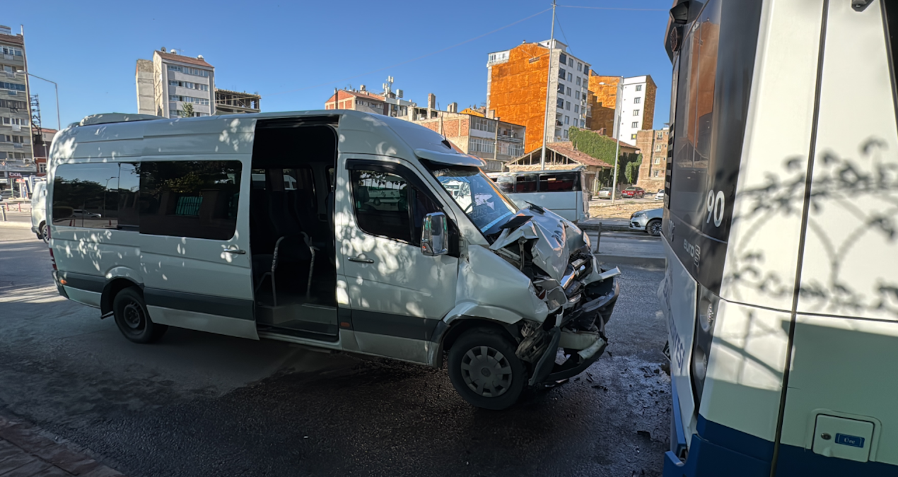 belediye otobusu minibuse carpti 8 kisi yaralandi mZBfLrMB