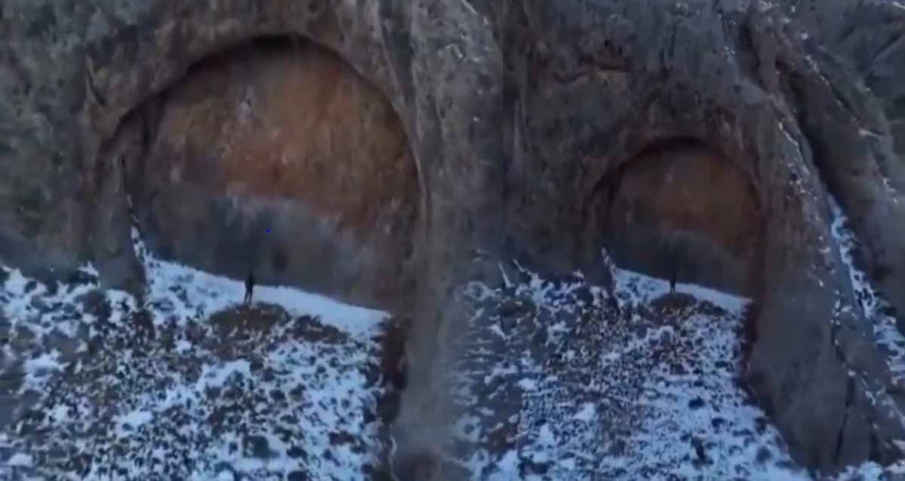 daglarin ortasinda goruntulenen 12 metrelik kapi panik yaratti bir uzayli ussu ya da antik bir medeniyet 75cCazwA