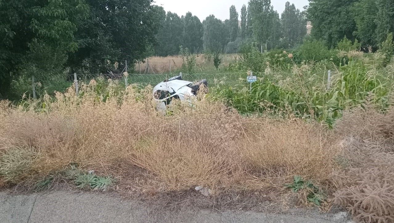 otomobil misir ekili araziye devrildi 2 yarali 8AD9SVdN