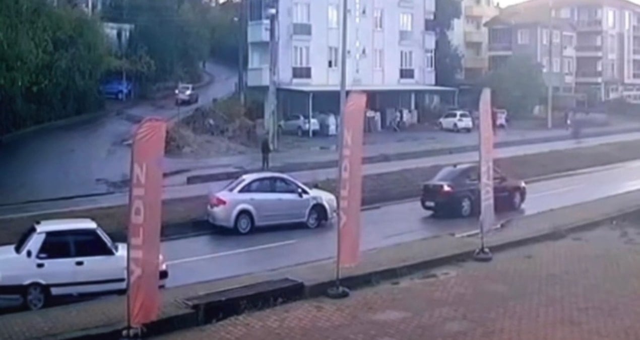 yayaya yol vermek icin duran otomobile carptilar 5Qhj13ft