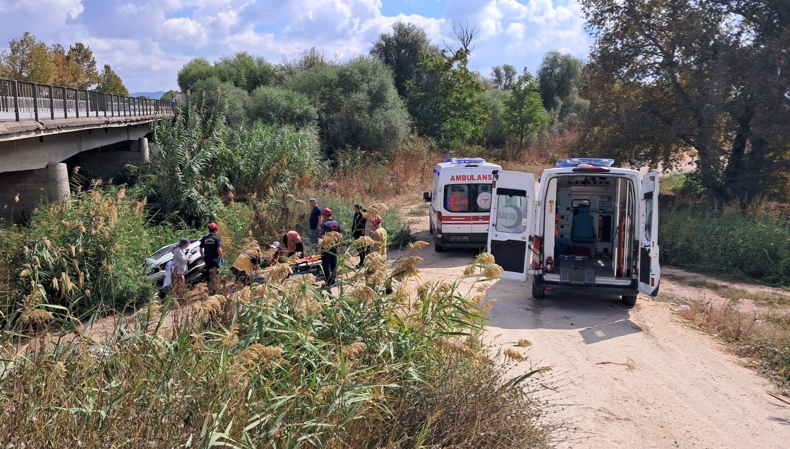balikesirde otomobil dere kenarina uctu RDBT3xZQ