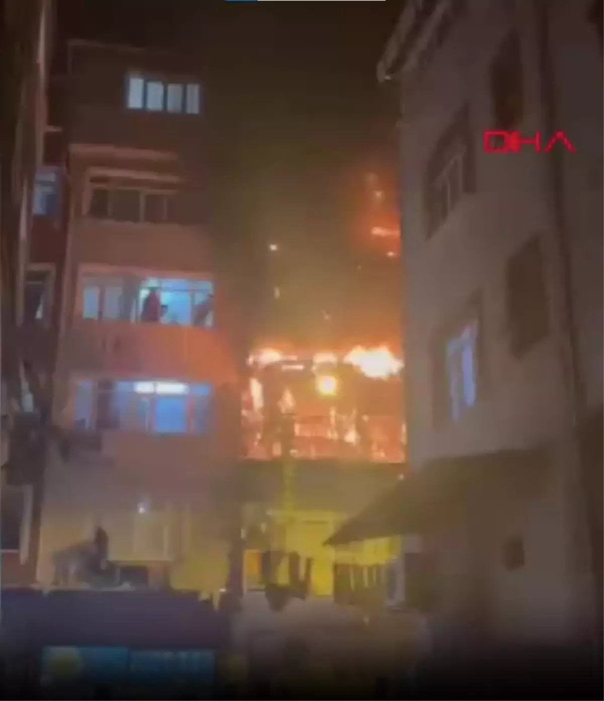 beyoglunda havai fisek yangini 8 kisi hastaneye kaldirildi VBp4TyBj.jpg