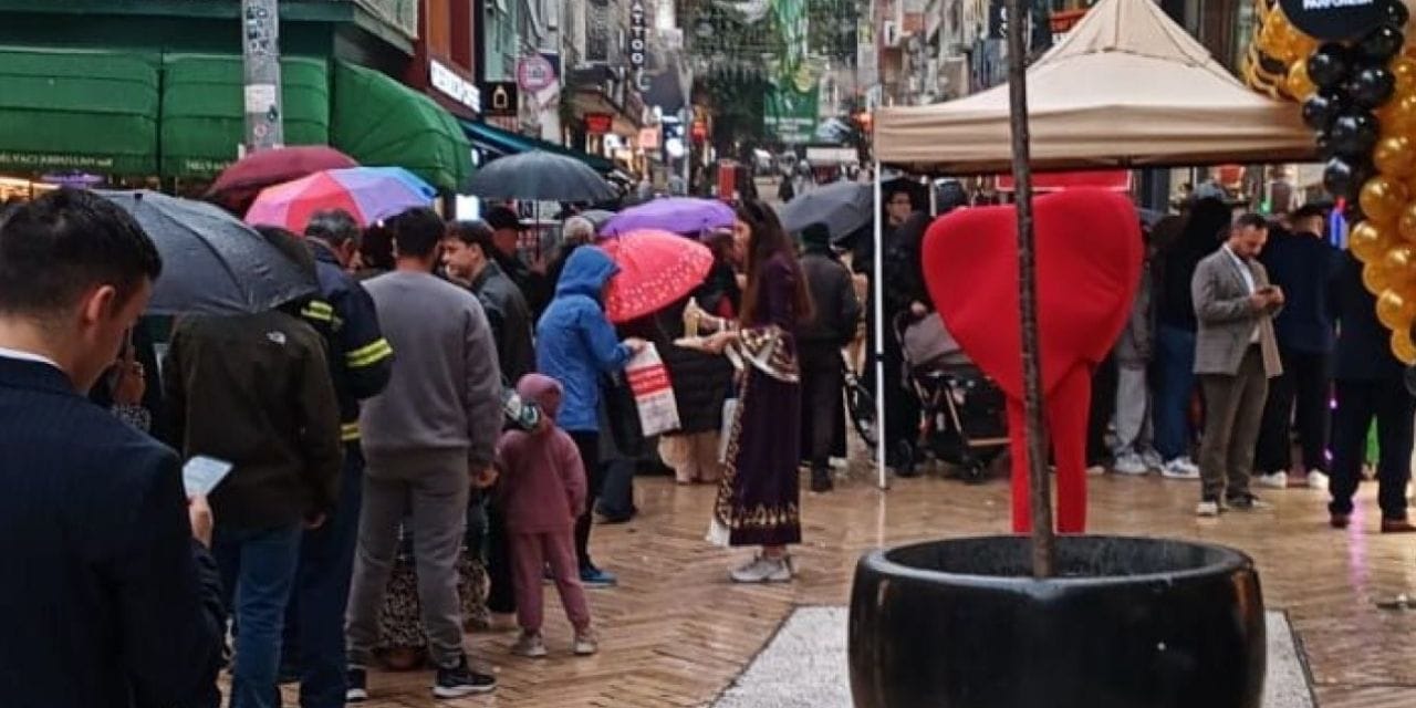 bu da bedava altin kuyrugu kuyumcunun kampanyasi izdiham yaratti acmGY8v1