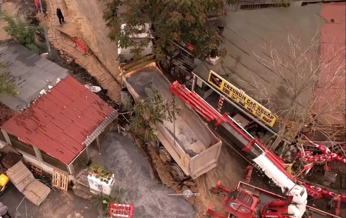 eyupsultanda hafriyat kamyonu kazasi BbYJcK26.jpg