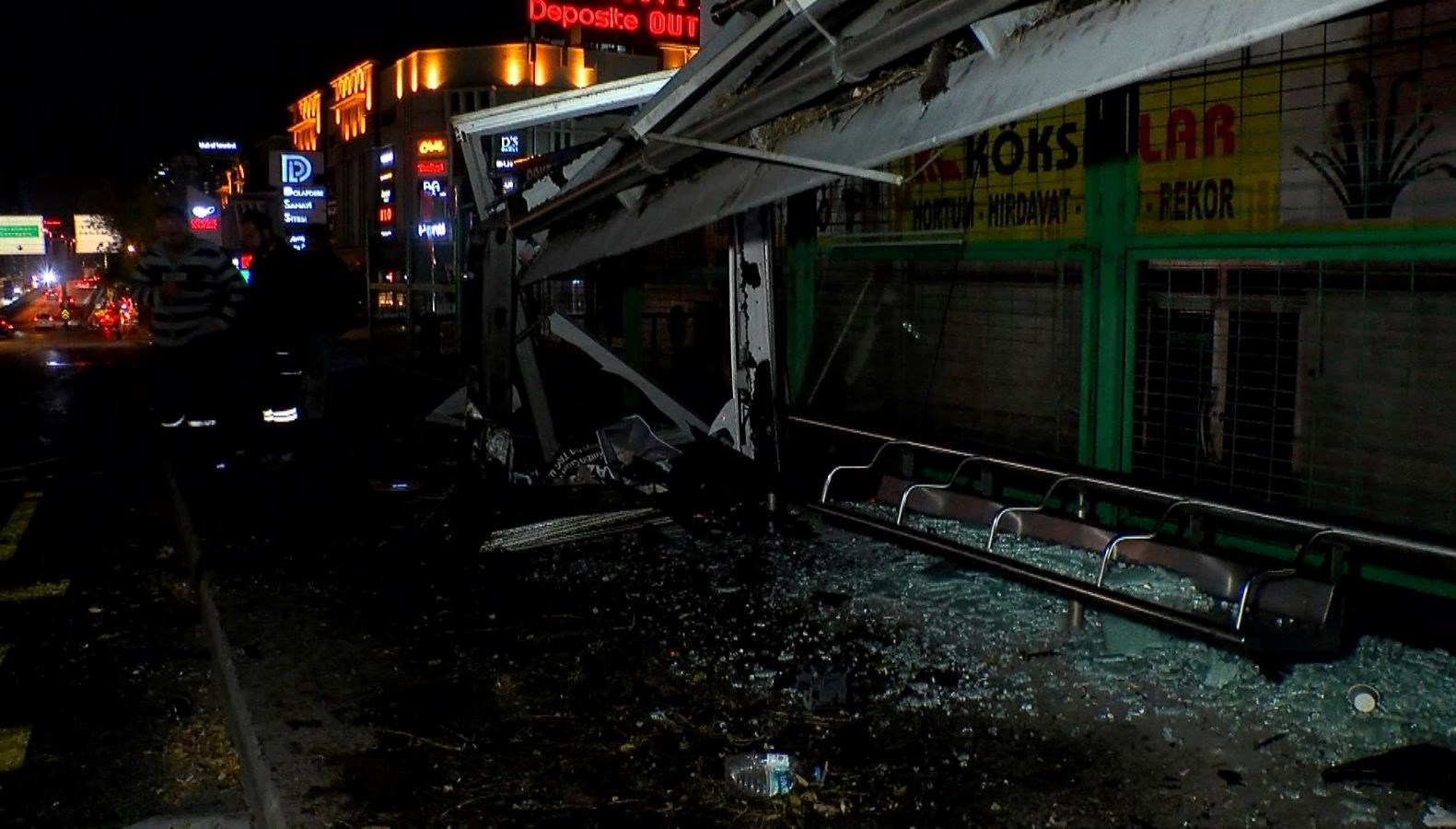 otomobil duraga daldi agac faciayi engelledi 1 yarali 9yjwA3aA.jpg