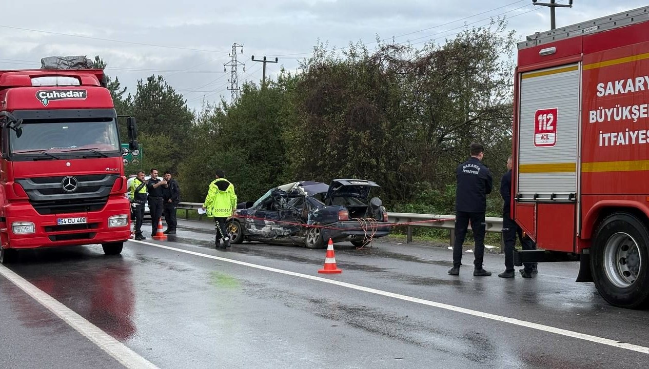 sakaryada otobus ile otomobil carpisti olu ve yaralilar var GdujWUmp.jpg