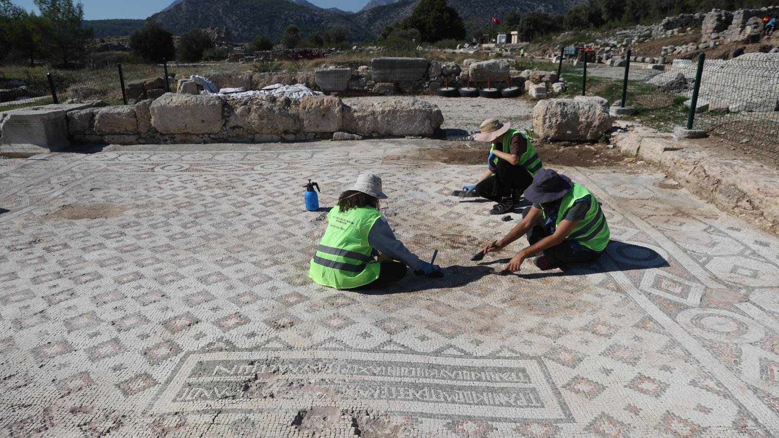 antalyadaki xanthos kazilarinda antik donemde kullanilan iki buyuk dukkan tespit edildi AyyJlPkN.jpg