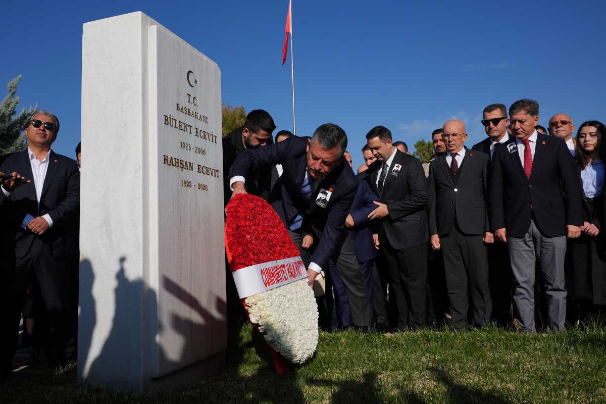 chp genel baskani ozgur ozel vefatinin 19uncu yili dolayisiyla bulent ecevitin kabrini ziyaret etti 5hPX2Y66.png