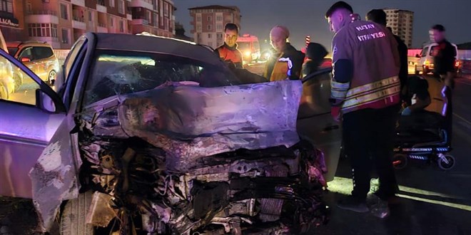 hatayda otomobil ile minibus carpisti cok sayida yarali var hPLhLU7V.jpg