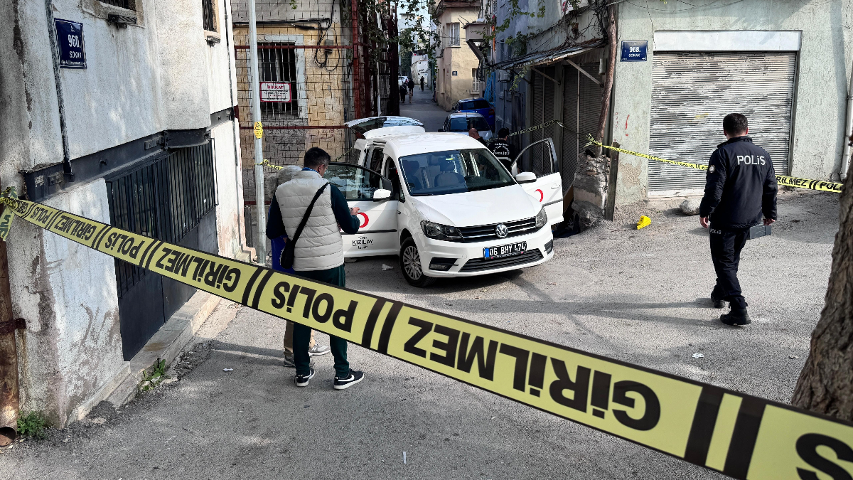 izmirde kizilay personeline silahli saldiri 2KyzK44A.jpg