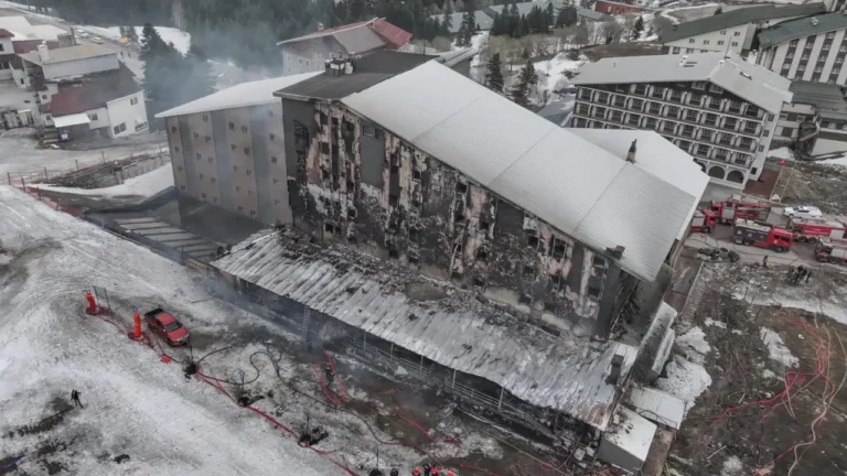 3-kisinin-oldugu-uludagdaki-otel-yangininda-avukattan-skandal-iddia-itfaiye-aracinda-su-yoktu-66W9Gbw7