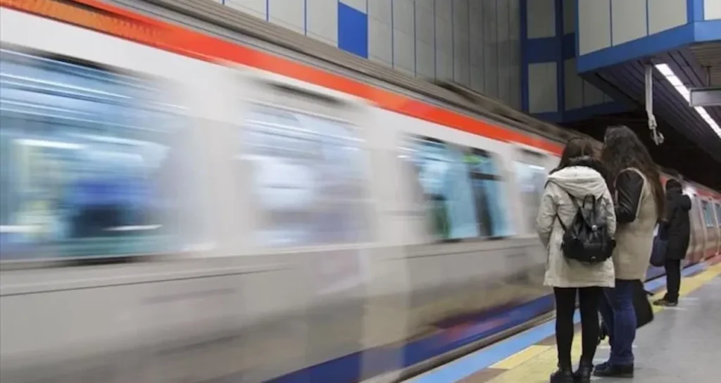 İstanbul Metro Seferleri Durdu: Peronlarda Yoğunluk Yaşanıyor