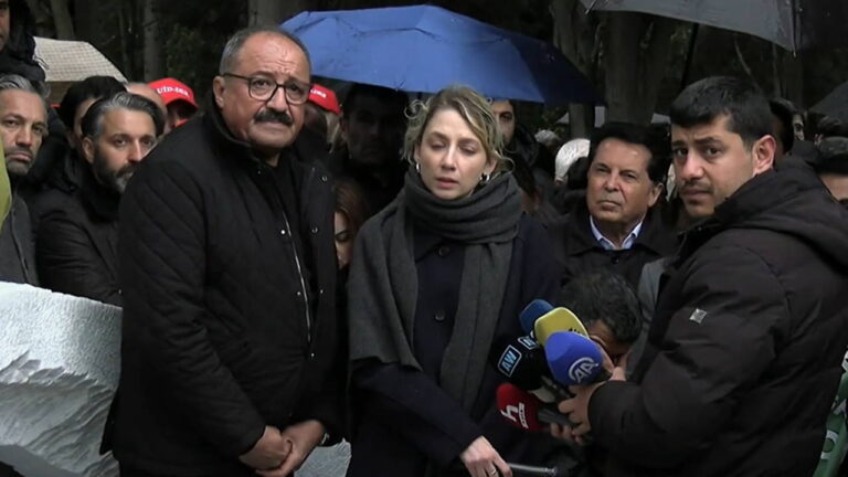 sirri-sureyya-onder-olumunun-1inci-yilinda-mezari-basinda-anildi-vSRuSHHf