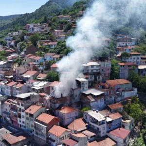 3 katlı evde çıkan yangın yan binaya sıçradı: Depremde kolunu, yangında evini kaybetti