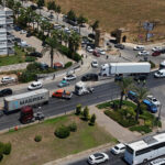 Trafik saniyeler icinde kilitlendi iki tir birbirine girdi antalya yolu felc oldu RsHZnsUH