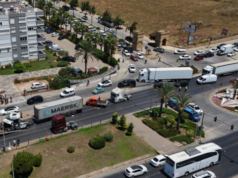 Trafik saniyeler icinde kilitlendi iki tir birbirine girdi antalya yolu felc oldu RsHZnsUH