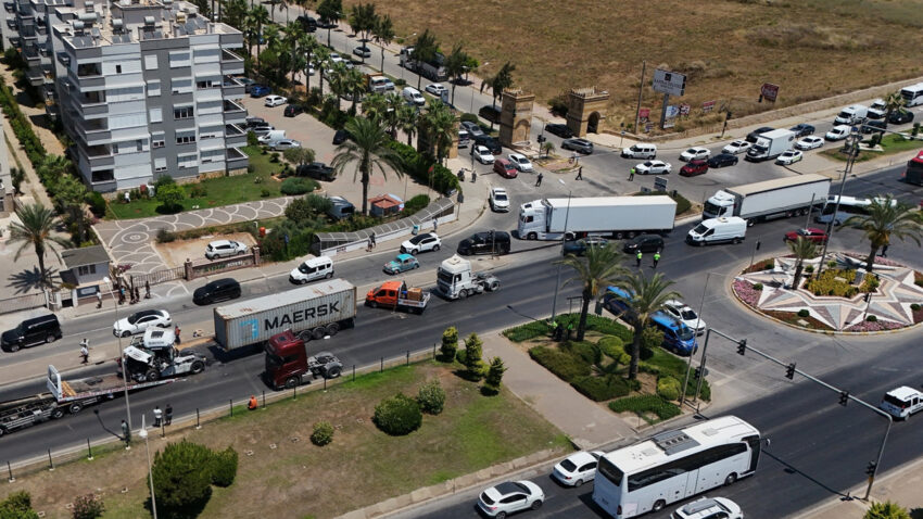 Trafik saniyeler icinde kilitlendi iki tir birbirine girdi antalya yolu felc oldu RsHZnsUH