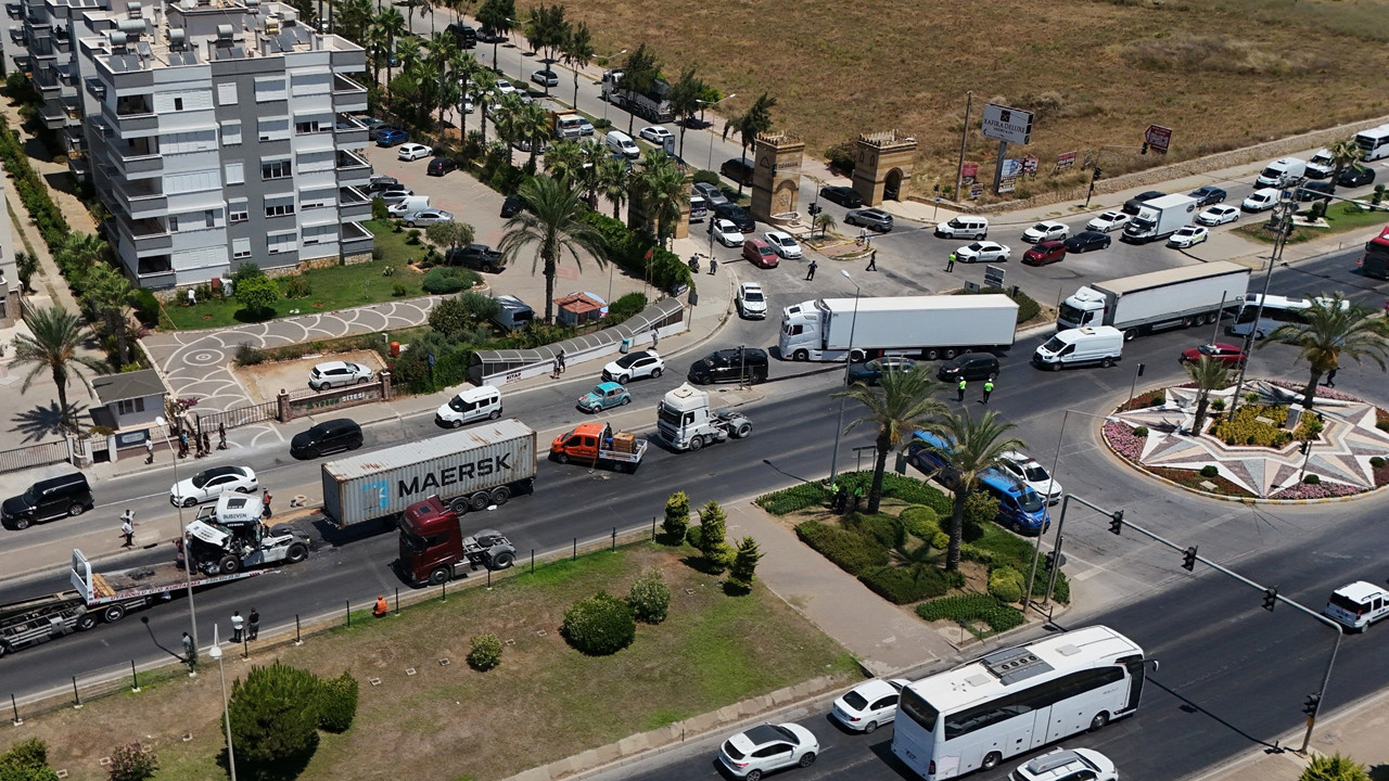 Trafik saniyeler icinde kilitlendi iki tir birbirine girdi antalya yolu felc oldu RsHZnsUH